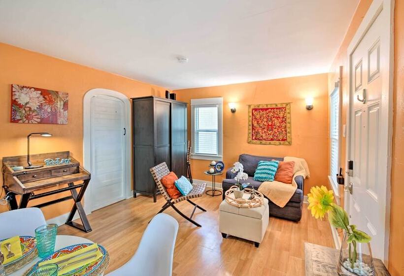 8 Mi To Aquarium: Long Beach Bungalow W/ Patio!