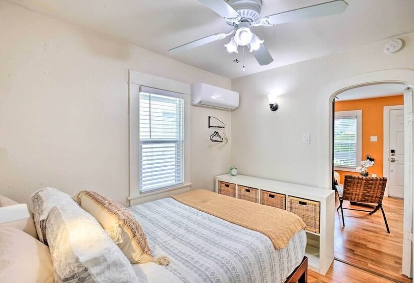 8 Mi To Aquarium: Long Beach Bungalow W/ Patio!