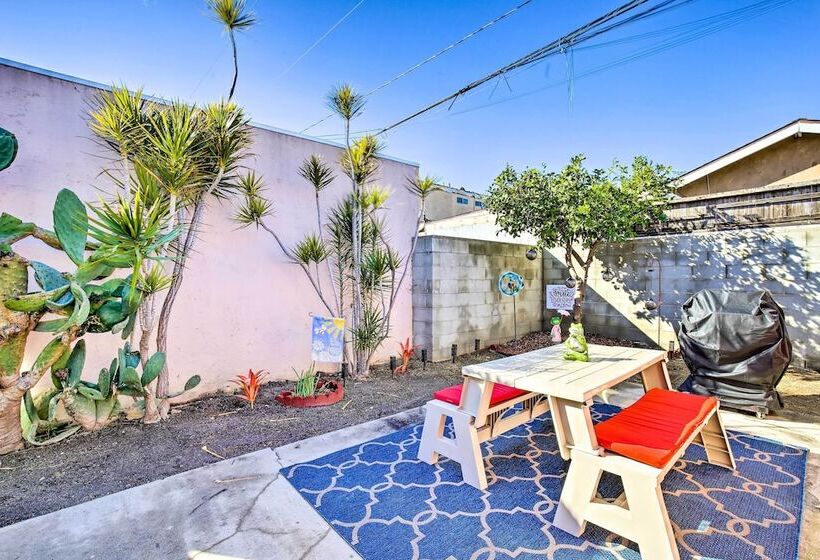 8 Mi To Aquarium: Long Beach Bungalow W/ Patio!