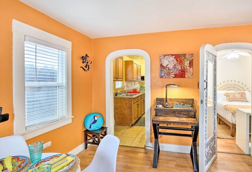 8 Mi To Aquarium: Long Beach Bungalow W/ Patio!