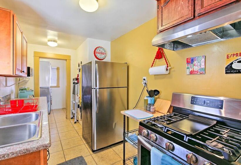 8 Mi To Aquarium: Long Beach Bungalow W/ Patio!