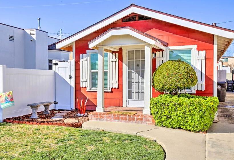 8 Mi To Aquarium: Long Beach Bungalow W/ Patio!