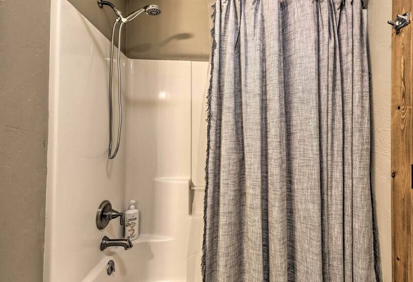 Columbia Falls Private Retreat: Pool Table & Deck!