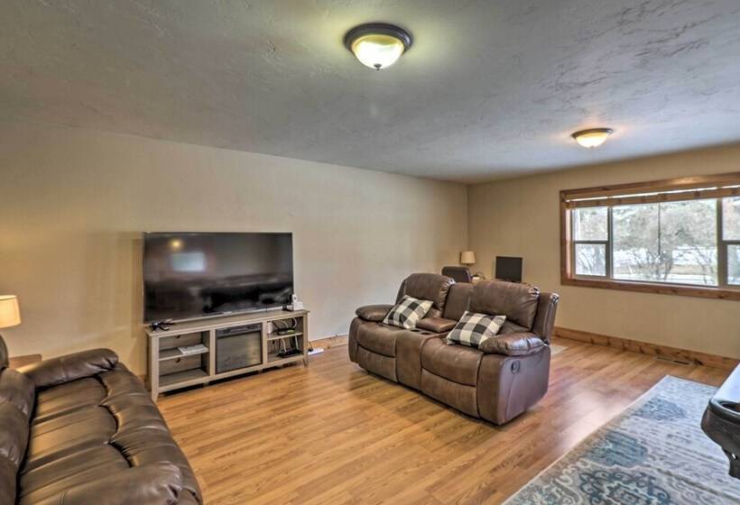 Columbia Falls Private Retreat: Pool Table & Deck!