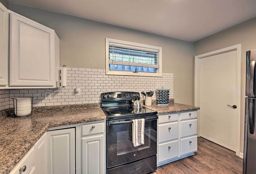 Contemporary Retreat W/ Patio ~ 1 Mi To Beach