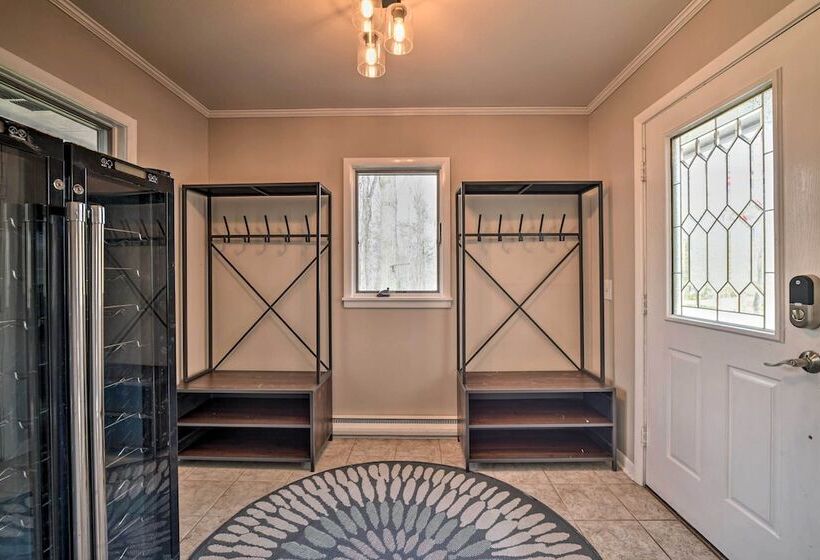 Contemporary Retreat W/ Patio ~ 1 Mi To Beach