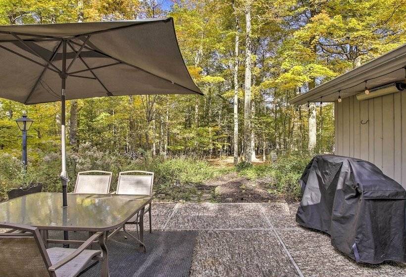 Contemporary Retreat W/ Patio ~ 1 Mi To Beach