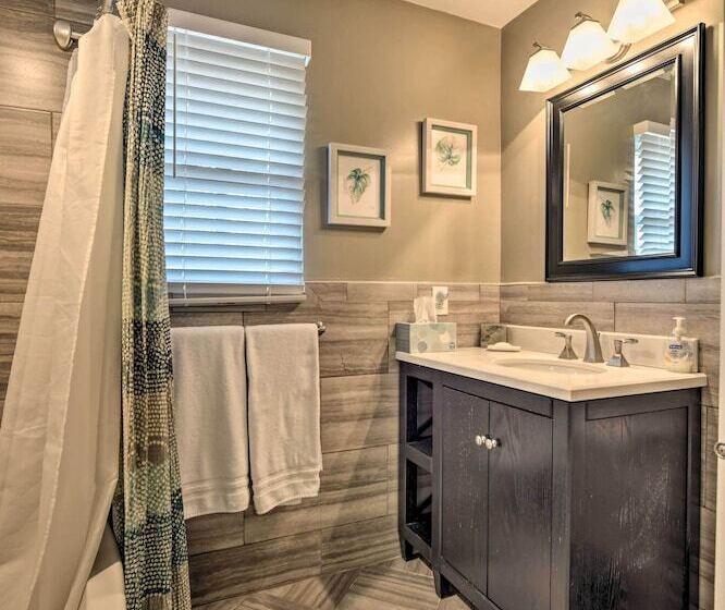 Contemporary Retreat W/ Patio ~ 1 Mi To Beach