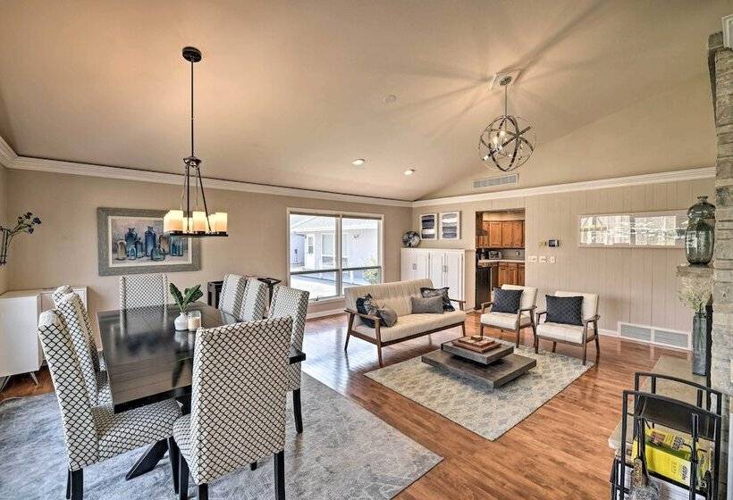 Contemporary Retreat W/ Patio ~ 1 Mi To Beach