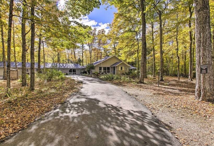 Contemporary Retreat W/ Patio ~ 1 Mi To Beach