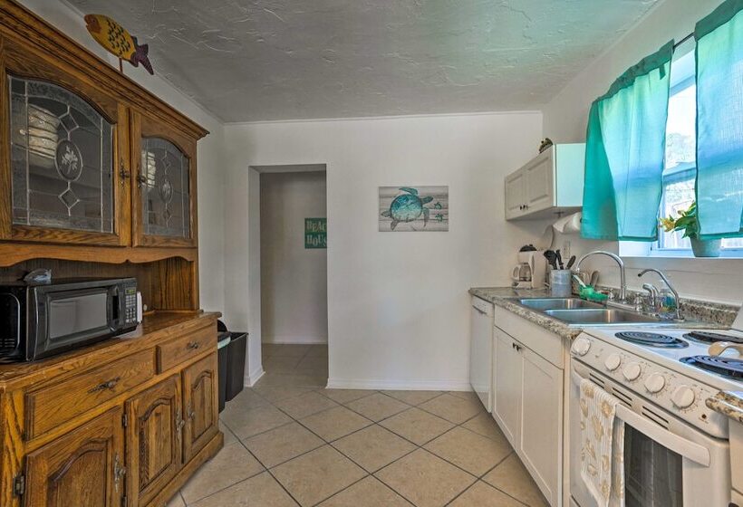 Convenient Naples Retreat < 4 Mi To Beach!