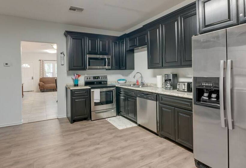 Corpus Christi Home W/ Yard < 1 Mi To Beach!