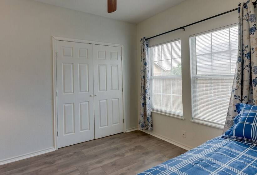 Corpus Christi Home W/ Yard < 1 Mi To Beach!