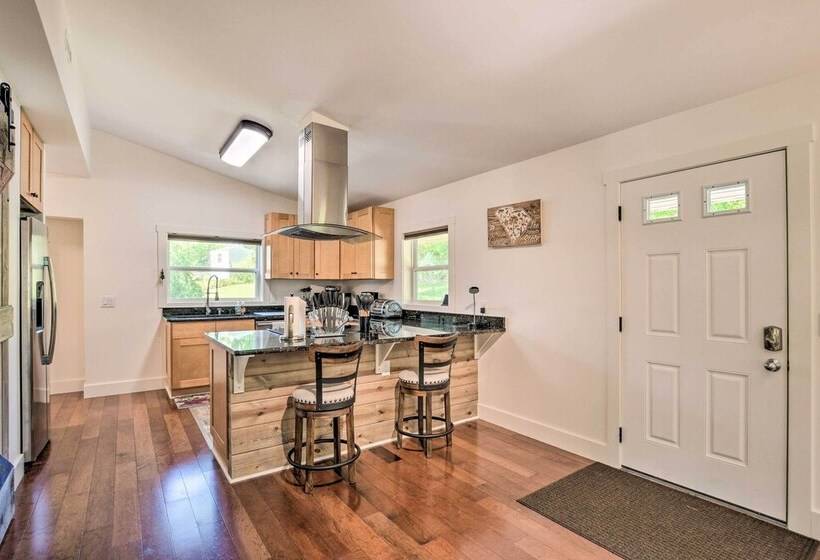 Cozy Cottage: Yard + Deck, Walk To Downtown!