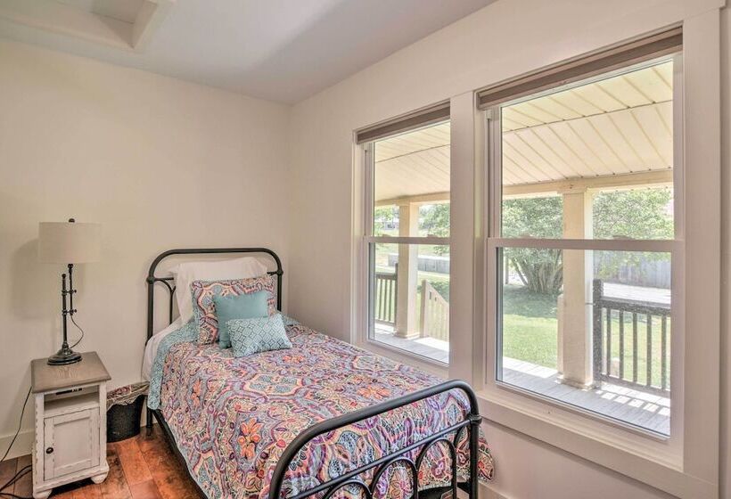 Cozy Cottage: Yard + Deck, Walk To Downtown!