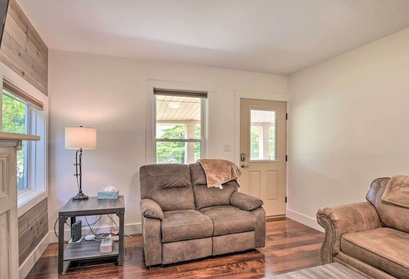 Cozy Cottage: Yard + Deck, Walk To Downtown!