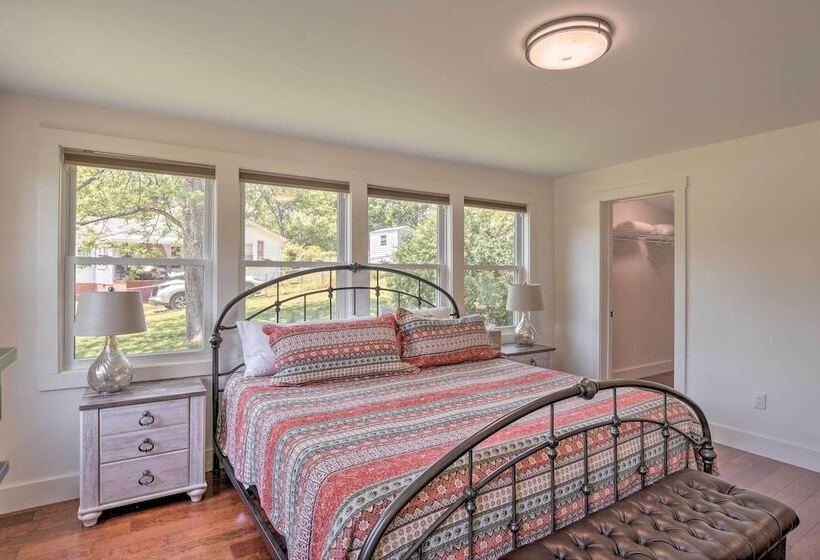 Cozy Cottage: Yard + Deck, Walk To Downtown!