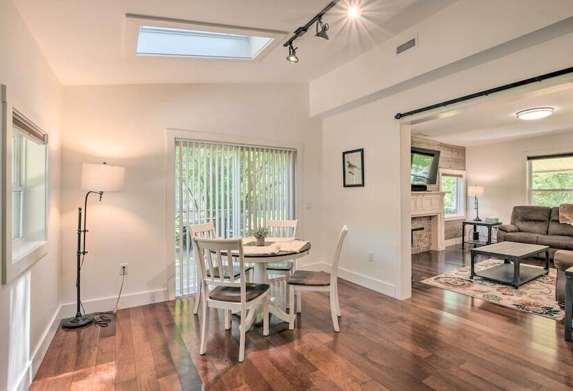 Cozy Cottage: Yard + Deck, Walk To Downtown!