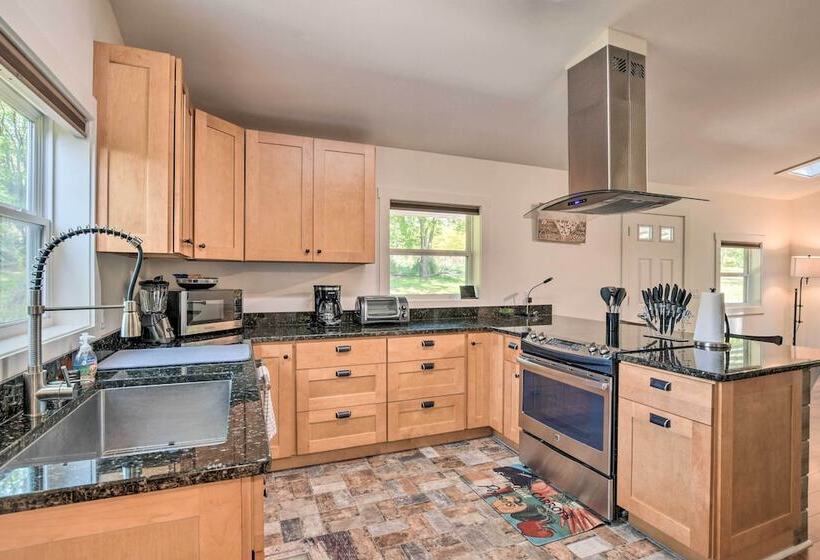 Cozy Cottage: Yard + Deck, Walk To Downtown!