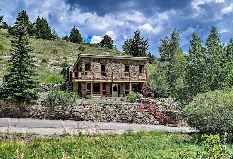 Cozy Home W/ Deck & Mtn Views, Walk To Casinos