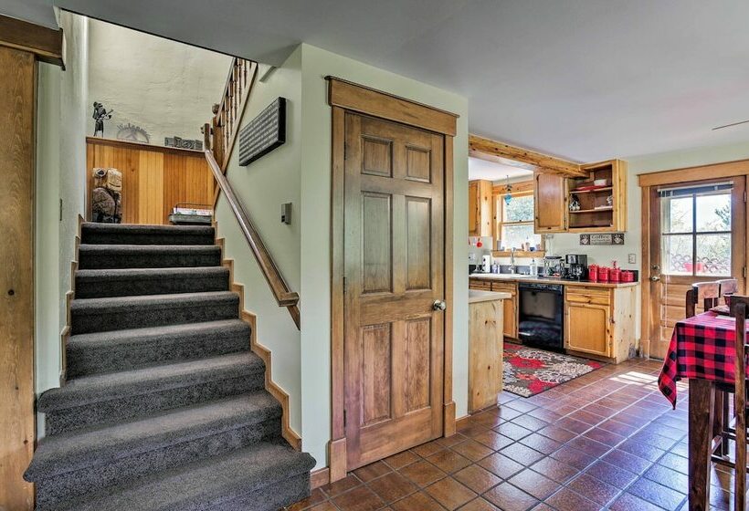 Cozy Home W/ Deck & Mtn Views, Walk To Casinos