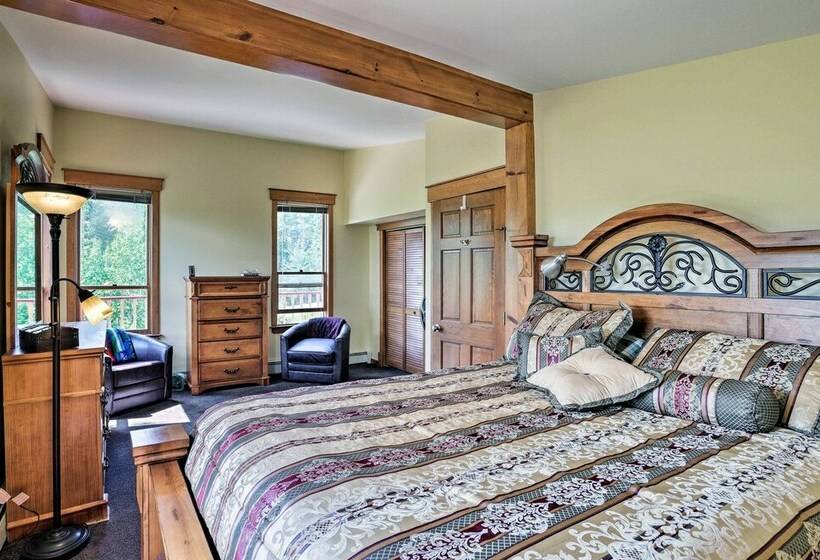 Cozy Home W/ Deck & Mtn Views, Walk To Casinos