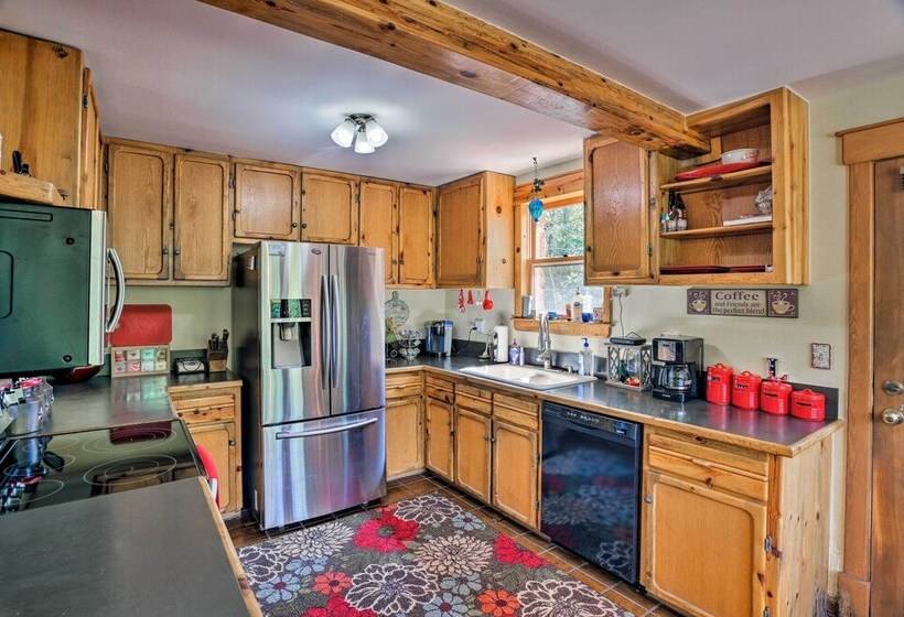 Cozy Home W/ Deck & Mtn Views, Walk To Casinos