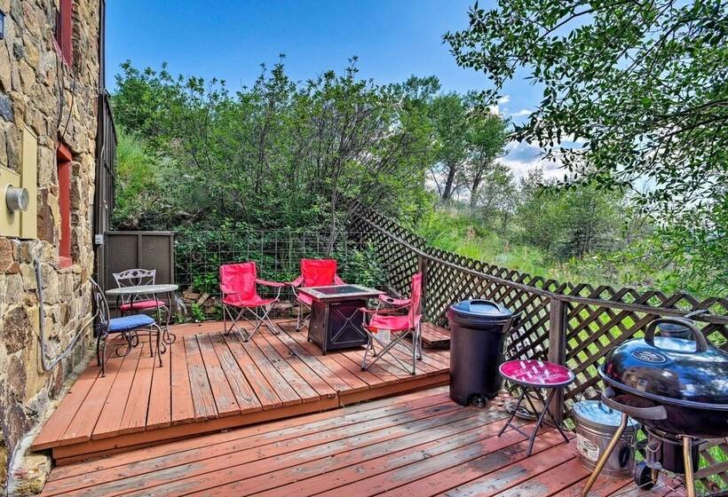 Cozy Home W/ Deck & Mtn Views, Walk To Casinos