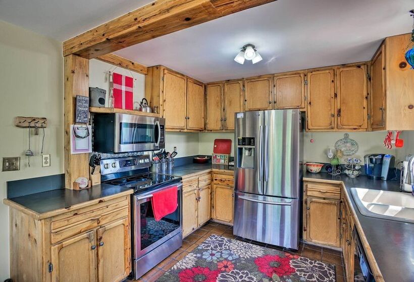 Cozy Home W/ Deck & Mtn Views, Walk To Casinos