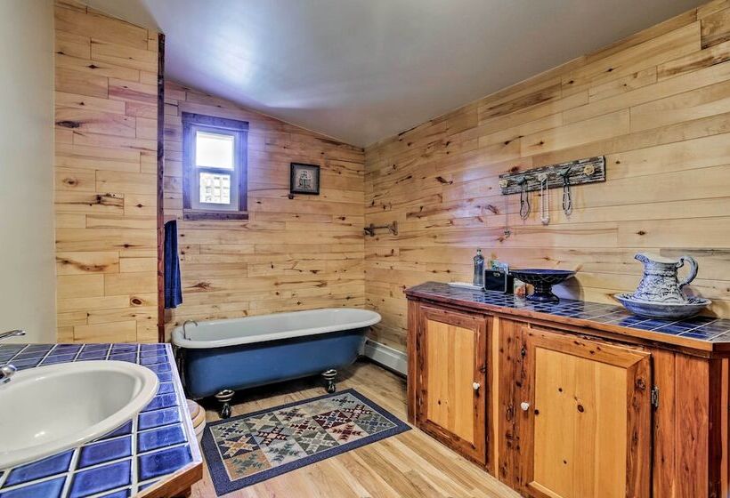 Cozy Home W/ Deck & Mtn Views, Walk To Casinos