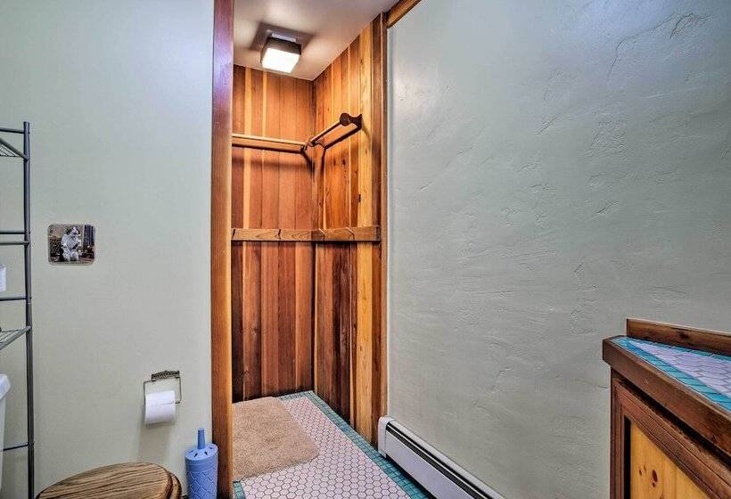 Cozy Home W/ Deck & Mtn Views, Walk To Casinos