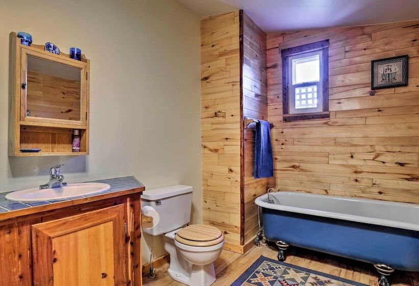 Cozy Home W/ Deck & Mtn Views, Walk To Casinos