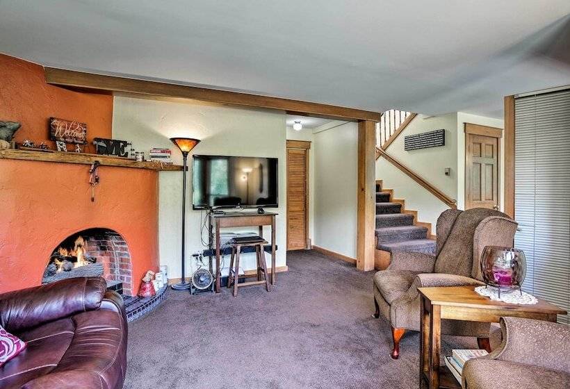 Cozy Home W/ Deck & Mtn Views, Walk To Casinos