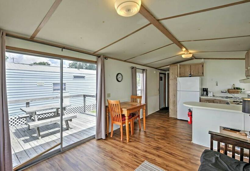 Cozy Lakefront Home In Ocala W/ Deck, Grill + A/c!