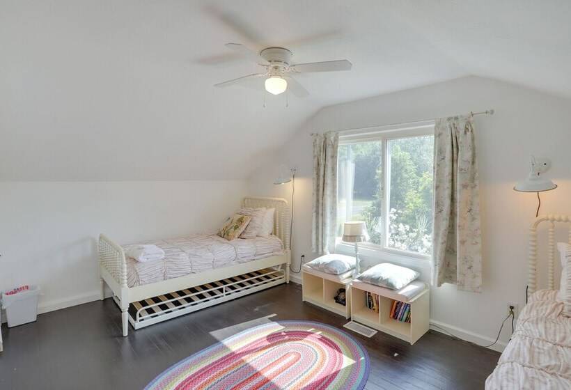 South Haven Farmhouse W/ Fire Pit, 4 Mi To Beach!