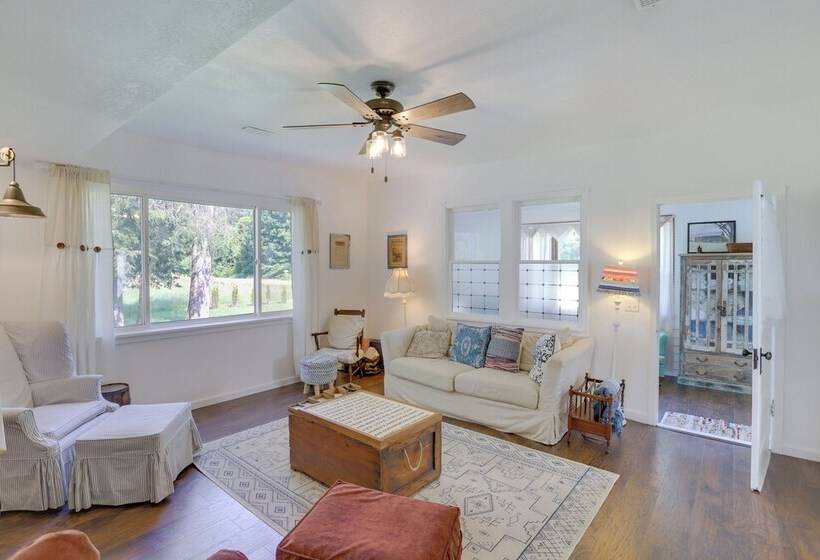 South Haven Farmhouse W/ Fire Pit, 4 Mi To Beach!