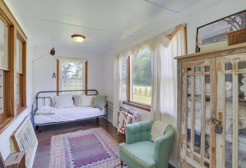 South Haven Farmhouse W/ Fire Pit, 4 Mi To Beach!