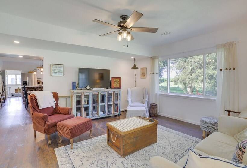 South Haven Farmhouse W/ Fire Pit, 4 Mi To Beach!