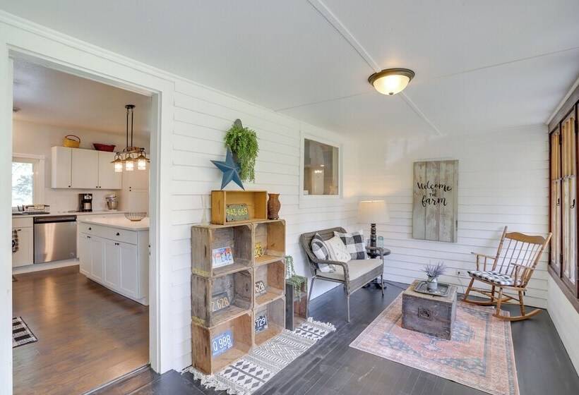 South Haven Farmhouse W/ Fire Pit, 4 Mi To Beach!