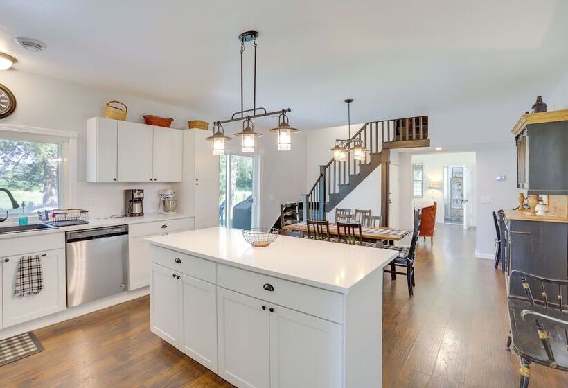 South Haven Farmhouse W/ Fire Pit, 4 Mi To Beach!