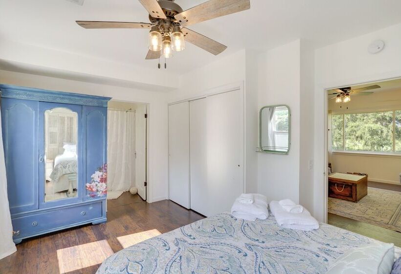 South Haven Farmhouse W/ Fire Pit, 4 Mi To Beach!