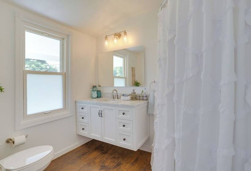 South Haven Farmhouse W/ Fire Pit, 4 Mi To Beach!