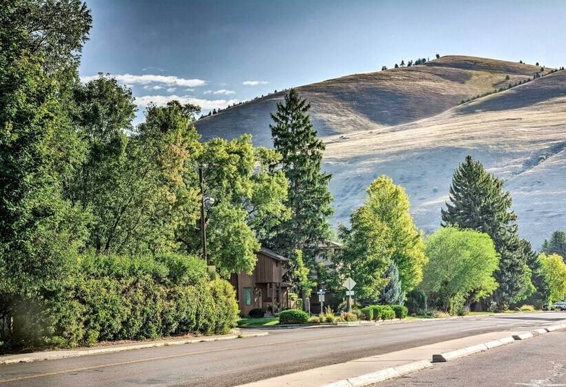 Cozy Montana Retreat W/ Fire Pit & Mountain Views!