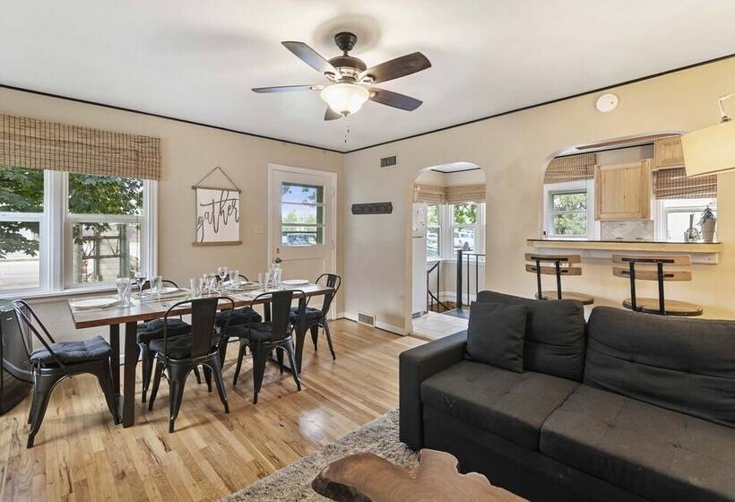 Cozy Montana Retreat W/ Fire Pit & Mountain Views!