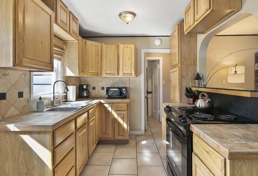 Cozy Montana Retreat W/ Fire Pit & Mountain Views!