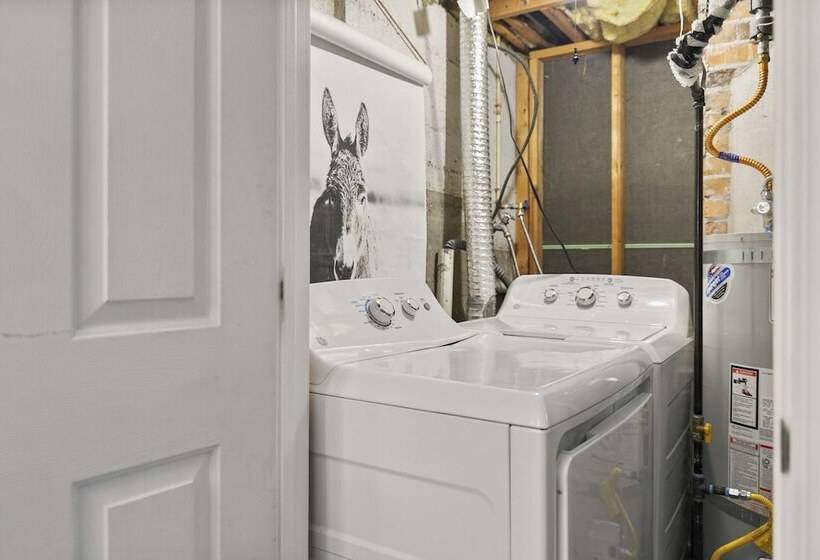 Cozy Montana Retreat W/ Fire Pit & Mountain Views!