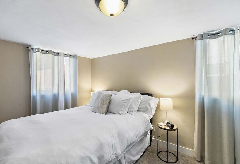 Cozy Montana Retreat W/ Fire Pit & Mountain Views!