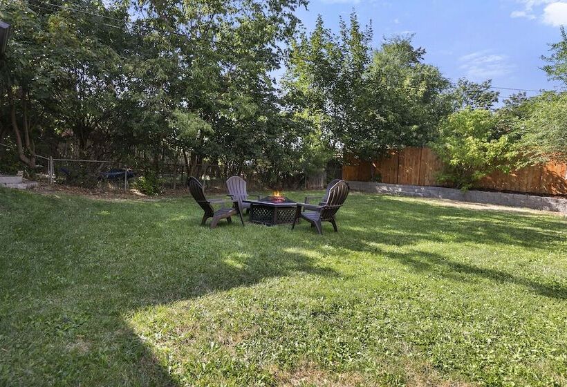 Cozy Montana Retreat W/ Fire Pit & Mountain Views!