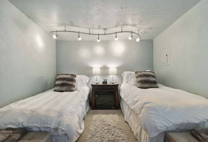 Cozy Montana Retreat W/ Fire Pit & Mountain Views!