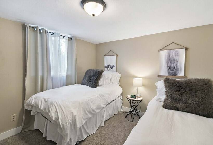 Cozy Montana Retreat W/ Fire Pit & Mountain Views!